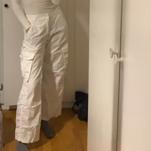 Vita byxor  - Från H&M, egentligen storlek 44 men sydda in till stl S 