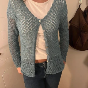 Tjockstickad kofta - Fin ljusblå kofta. En knapp saknas men annars är den i bra skick💕