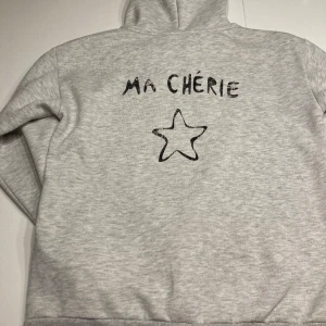 Hoodie Gina Tricot  - Säljer denna ma chéri tröja från Gina , använt mycket men fortfarande bra skick! Köptes för 250 kr 