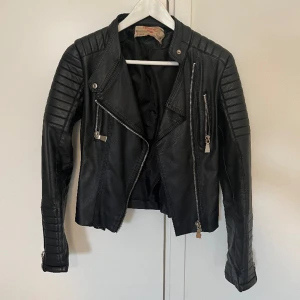 Svart jacka  - Säljer denna svarta jacka i stl 36. Köpt från chiquelle. Fint skick 