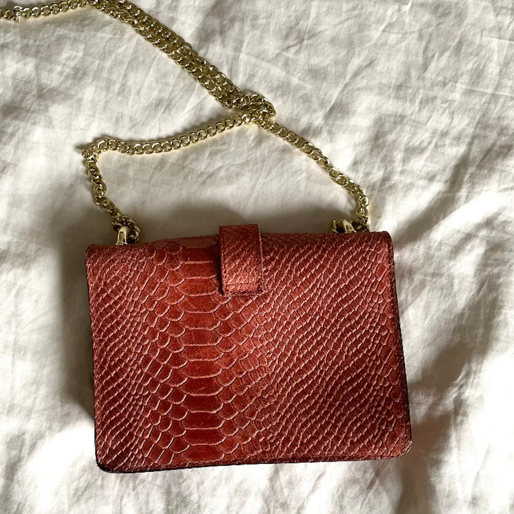 Säljer min fina handväska med fint mönster och guld detaljer. Accessoarer.