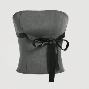 Söt topp - Jätte söt topp med en rosett🎀Rosetten går att knyta själv💗 Alldrig andvänt så den är i nyskick💗