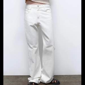 Säljer dessa snygga vita zara jeans i storlek 34, då dom är för små för mig. Dom är också avklippta för att passa någon som är 163 lång men är annars i fint skick. Perfekt för sommaren som basic plagg!✨