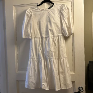 Klänning Zara - Vit klänning från Zara som passar till studenten/skolavslutningen💓 Aldrig använd! 