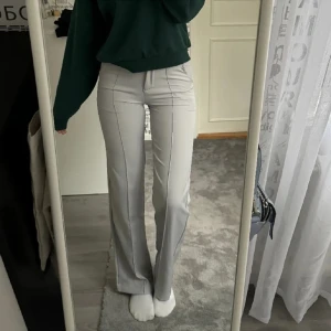 kostymbyxor - jättefina kostymbyxor från madlady, säljer då jag har flera par så de används knappt längre💓lånade bilder!!🥰