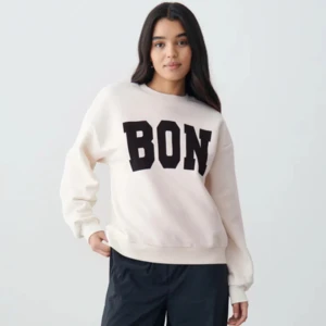 Collegetröja från Gina - Jättesöt tröja från ginatricot perfekt till både våren och hösten. Superbra skick, köptes i höstas och är sparsamt använd. Pris kan diskuteras, skriv gärna om eventuella frågor. Stl xs men skulle nog kunna passa både en s och en xs💞