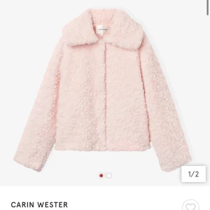 Teddy jacka - Säljer denna fina puff/teddy jackan från Carin Wester. Aldrig använt och därför i väldigt bra skick.🩷