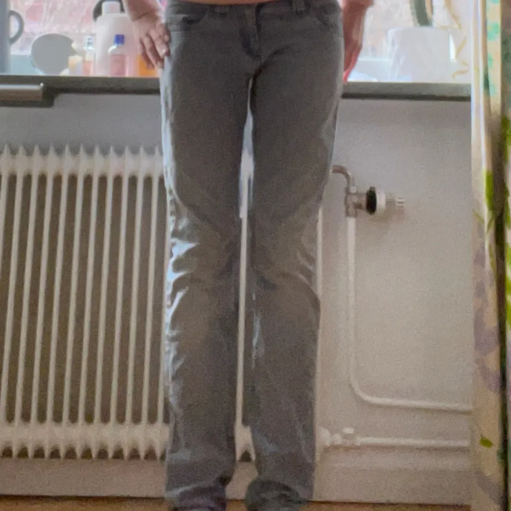Fina lågmidjade jeans. De är raka men ändå lite mer åt det utsvängda hållet. De är normala i storleken och skulle säga att de passar 34-36. Grå/blåa. . Jeans & Byxor.
