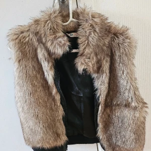 Väst - En väst från hm storlek 170/S, fake päls