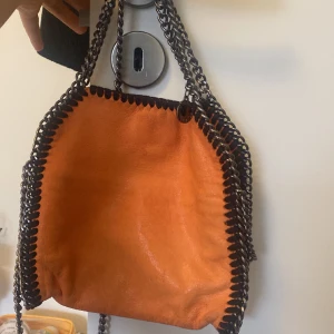 Stella Mccartney falabella - Lädret är slitet men i övrigt fint skick 