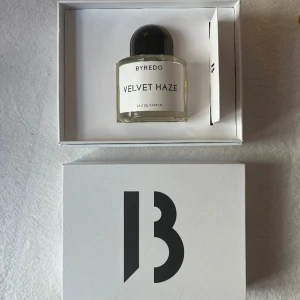 Byredo Velvet Haze - Byredo EDP Velvet Haze 50 ml.   Använd, se bild 2. Säljer då doften tyvärr inte passar mig. Inköpt på Kicks för 1600 kr. 