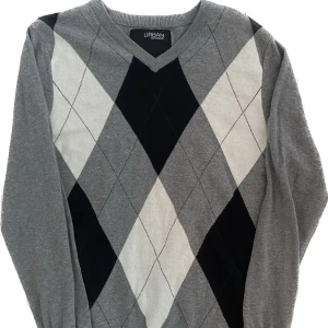 Urban Knitted Tröja - Grå tröja i bra skick. Storlek är Medium   men skulle också passa Small
