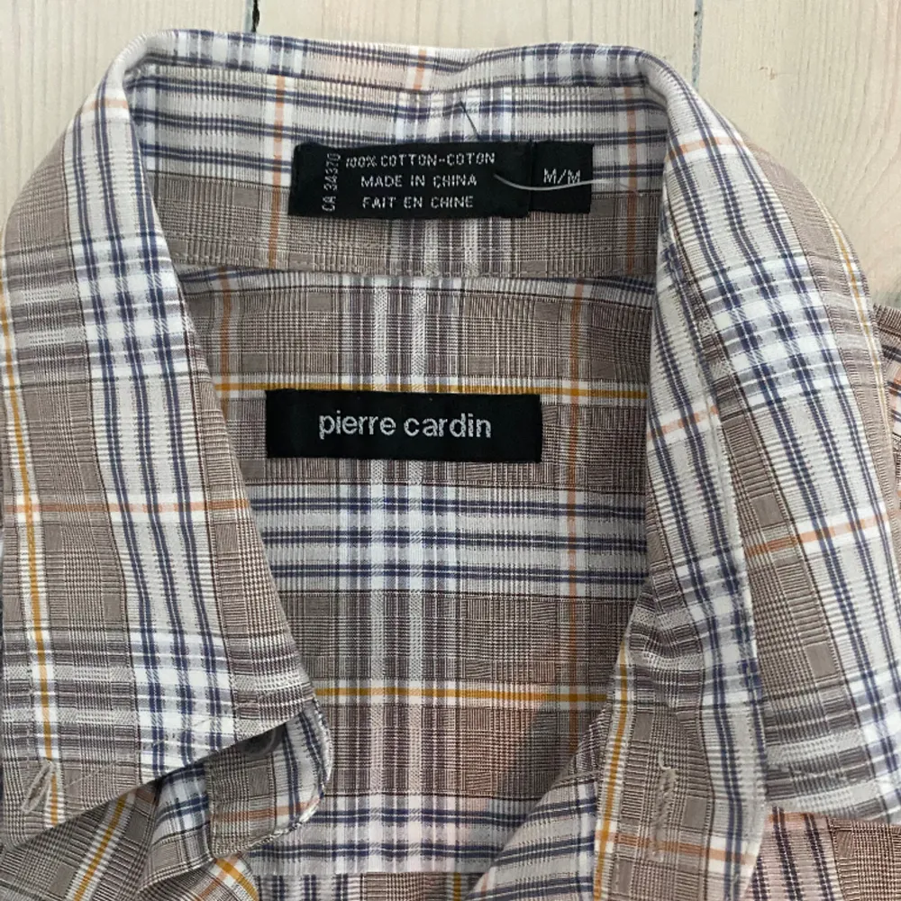 Säljer en snygg Pierre Cardin skjorta som kommer va perfekt inför sommaren. Storlek är M och passformen är true to size. . Skjortor.