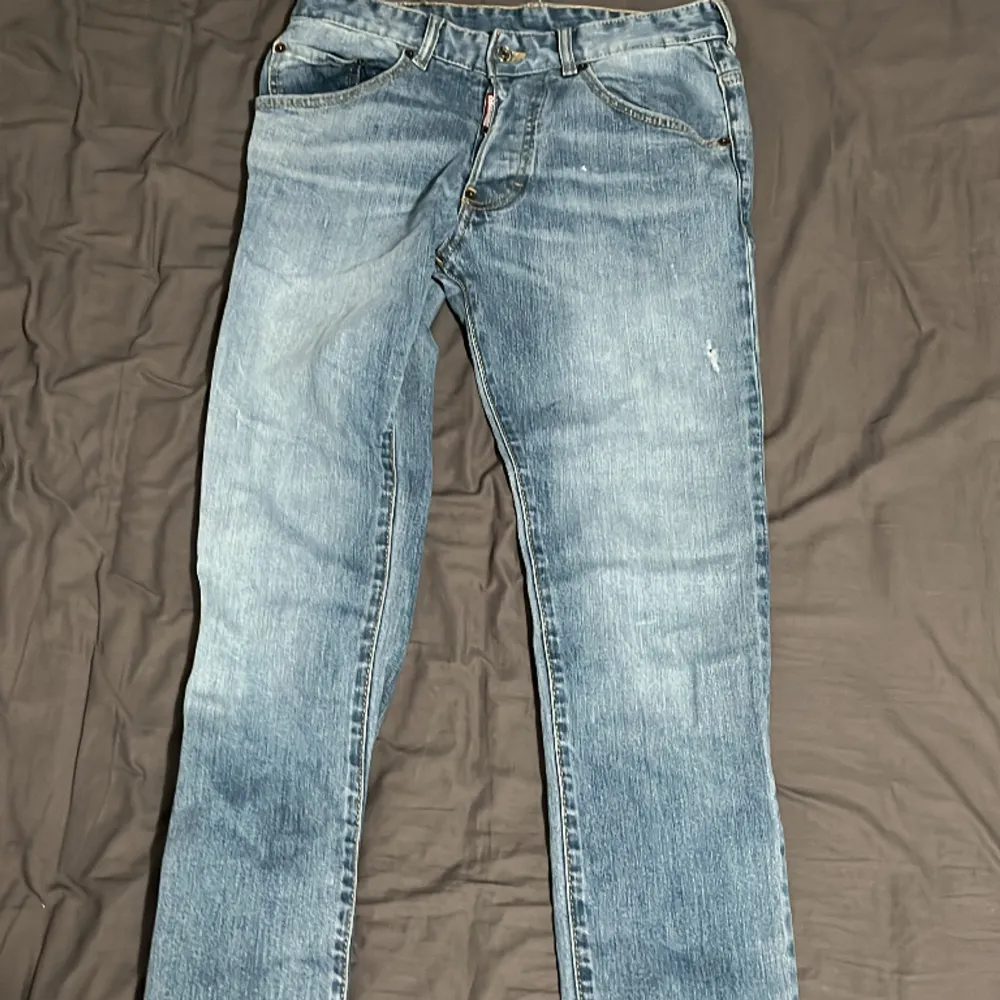 Tja säljer dessa dsquared2 slim fit jeans dom är storlek 16 years och passar till folk från 175cm till runt 181cm dom är väldigt fint skick  nypris ligger runt 2500 när jag köpte dom det är bara skriva om ni undrar något. Jeans & Byxor.