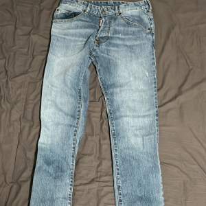 Tja säljer dessa dsquared2 slim fit jeans dom är storlek 16 years och passar till folk från 175cm till runt 181cm dom är väldigt fint skick  nypris ligger runt 2500 när jag köpte dom det är bara skriva om ni undrar något