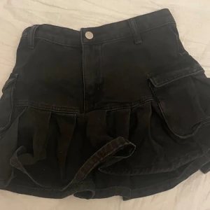 Jeans kjol - Snygg kjol säljer då den blivit för liten för mig💕 midjan är ca 35 rakt över. kontakta gärna om du har flera frågor!