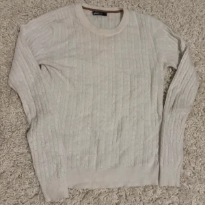 Vit tröja  - Bra skick från Gina och knappt använd💕den såg lite fläckig ut kring kragen men det är bara ljuset. Fler bilder kan fås privat 