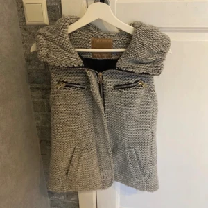 Snygg väst - Stickad väst st S 100kr plus frakt tillkommer!