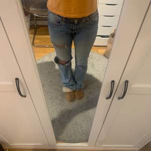 Ett par snygga flared lågmidjade jeans från h&m!! Har gjort hålen själv🩷Har dock en liten rosa fläck på högra benet(se på tredje bilden)🩷