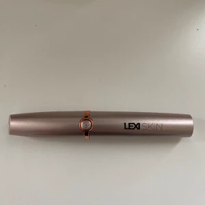 Ögonbrynstrimmer - Liten elektrisk ögonbrynstrimmer med ljus. Säljes pga att den aldrig kommer till användning