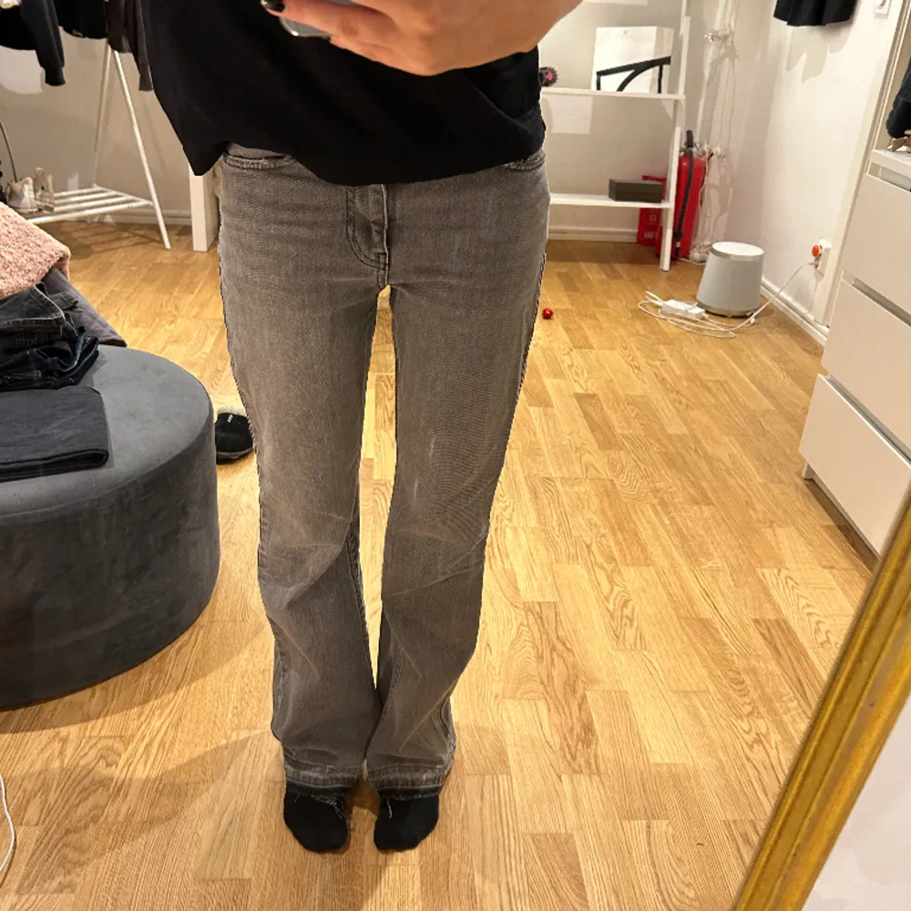 Säljer dessa jeans i modellen full lengt flare från Gina Tricot som jag sprättat upp . Jeans & Byxor.