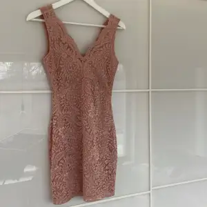 Oanvänd kort klänning från Vero Moda med prisetikett. Inköpspris 350 kr