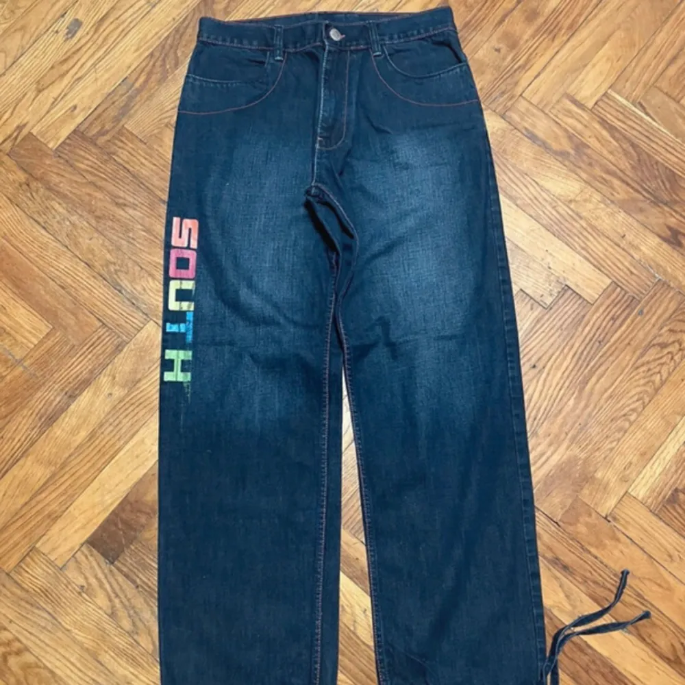 Ett par riktigt schyssta southpole jeans som är köpta på Vinted. Mått: 109, 41, 23. 48 W32. Toppen bra skick!. Jeans & Byxor.