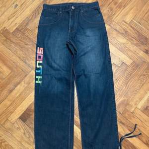Ett par riktigt schyssta southpole jeans som är köpta på Vinted. Mått: 109, 41, 23. 48 W32. Toppen bra skick!