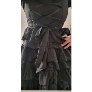 Snygg Svart Lollita klänning med spets och snörning i storlek S/M med avtagbara ärmar