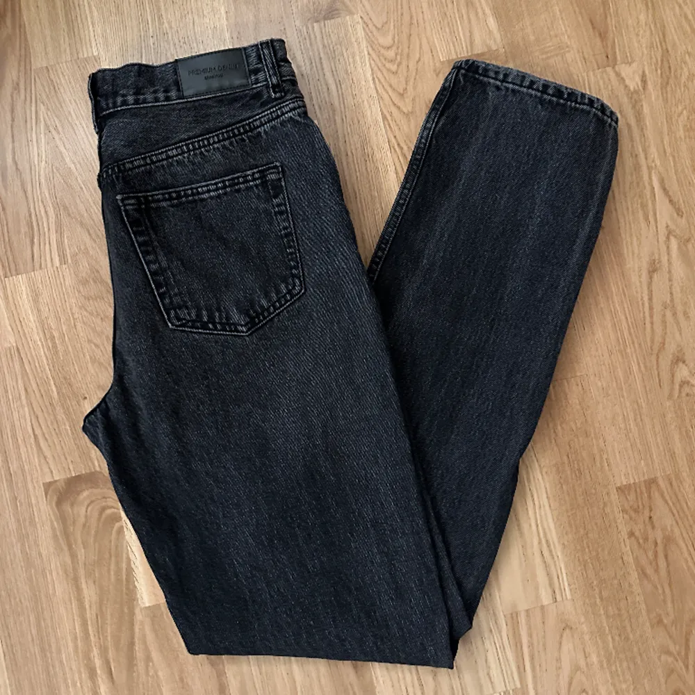 jeans från ginatricot i nyskick! gratis frakt i 14 dagar så passa på!. Jeans & Byxor.