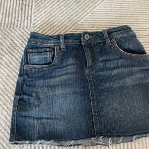 Super snygg jeans kjol som tyvärr inte kommer till användning längre. Den är i storlek xxs från Levis.
