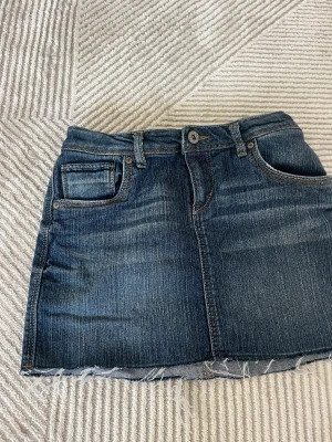 Jeans kjol - Super snygg jeans kjol som tyvärr inte kommer till användning längre. Den är i storlek xxs från Levis.