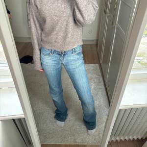 Skit snygga lågmidjade jeans, dom är väldigt låga🥰 Midjemått: 37,5cm rakt över, Innerbenslängden: 82cm