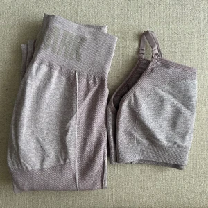 Gymshark flex set  - Fint set i ljusrosa, båda delarna i strl S! Från serien Flex, i fint skick! Frakt tillkommer