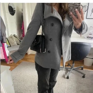 Kappa  - Söt kappa ifrån h&m perfekt nu till våren. Skick 8/10! Använd men bra skick. 🥰