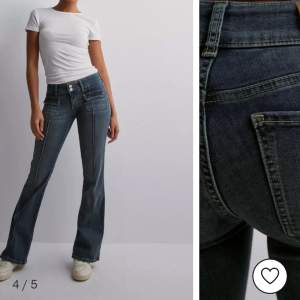 Jeans från Nelly. Originalproduktioner 699kr. Säljer ej under 450kr. Jeansen är i gott skick och använda fåtal gånger. Deras vintage jeans. Slutsålda i storleken på hemsidan