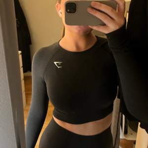 Träningströja från Gymshark, endast använd en gång. Säljer då den inte används. Färgen Black Marl, köpt för 449