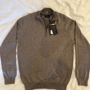 Halfzip från Sand - Helt ny halfzip från Sand med tags kvar säljes då den inte passade. Storlek L, men skulle säga att den passar M. Köptes för 1399kr. 