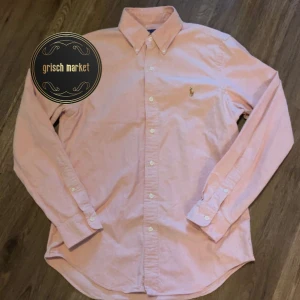 Ralph Lauren Skjorta  - En riktigt najs raffe skjorta som kommer sitta riktigt fint i sommar | mycket bra skick inga tecken på användning, skick  9,5/10 | storleken på taggen är S | modellen är 170cm 55kg | nypris runt 1400, priset är inte hugget i sten |