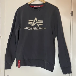 Alpha industries sweatshirt - Säljer den eftersom den ej kommer till användning längre, jätte fint skick och inga fel.