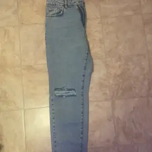 Dessa perfekta ljusblå mom Jeans köpta från ginatricot i storlek 40 , i helt nyskick endast använda en gång säljs nu för 199 kr