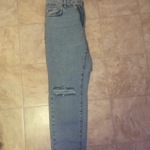 Gina tricot jeans - Dessa perfekta ljusblå mom Jeans köpta från ginatricot i storlek 40 , i helt nyskick endast använda en gång säljs nu för 199 kr