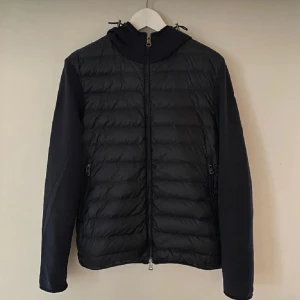 Moncler Cardigan  - En skit snygg moncler cardigan i mörkblå. Väldigt limiterad finns inte få tag på längre. Självklart äkta storlek L men passar mindre 
