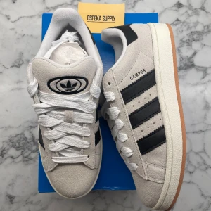 Adidas Campus 00s ”Crystal White” (W) - Helt nya och oanvända Adidas Campus 00s ”Crystal White” (W). Storlek: 40. Pris: 1449.   Skicka ett meddelande vid intresse och frågor. Svarar snabbt!  Mvh, Oscar 