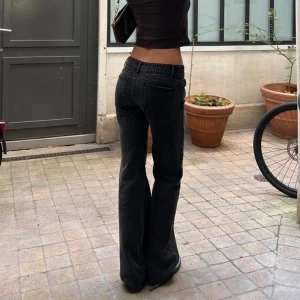 Jeans - Säljer dessa helt oanvända jeans från Alobha Label, då de var lite stora för mig💫 Perfekt urtvättad svart färg och väldigt fin passform! Originalpris 999kr, men säljer för 700kr Frakt ingår inte🌟