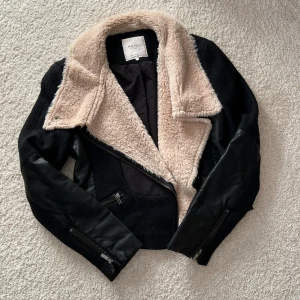Skinnjacka - Sjukt cool skinnjacka med päls & mocka. Storlek L men liten i storlek så skulle säga ungefär i storlek S. Inköpspris ca 1000kr (minns inte exakt). 