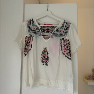 Blus - Vit blus, köpt second hand. Har en rosa fläck som man ser på bilderna. Går säkert att ta bort. Storlek M.