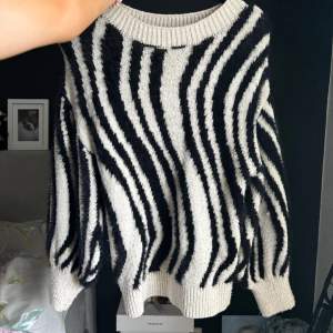 Köp gärna via köp nu!💓💓 Stickad tröja i zebra mönster. Ifrån bik bok. 250kr+frakt 