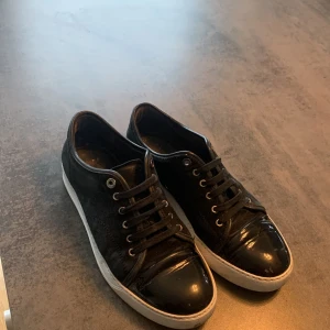 Lanvin - Helt okej skick. En liten defekt på captoen som ni ser på bild 1. Storlek Uk:7 som motsvarar 43/44