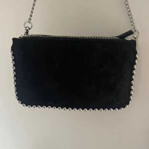 väska zara - väska från zara. köpt i somras, inte använd så mycket därav inga defekter💘